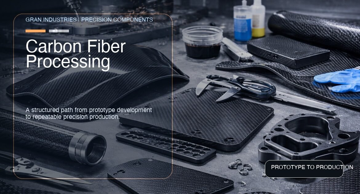Image en vedette pour un article sur le traitement de la fibre de carbone montrant des prototypes et des composants de production sur un établi de fabrication